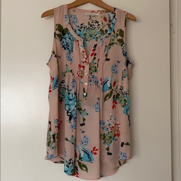 Daniel Rainn Tops - Cute floral 1x tank top
